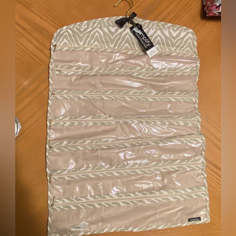 Jewelry case hanger